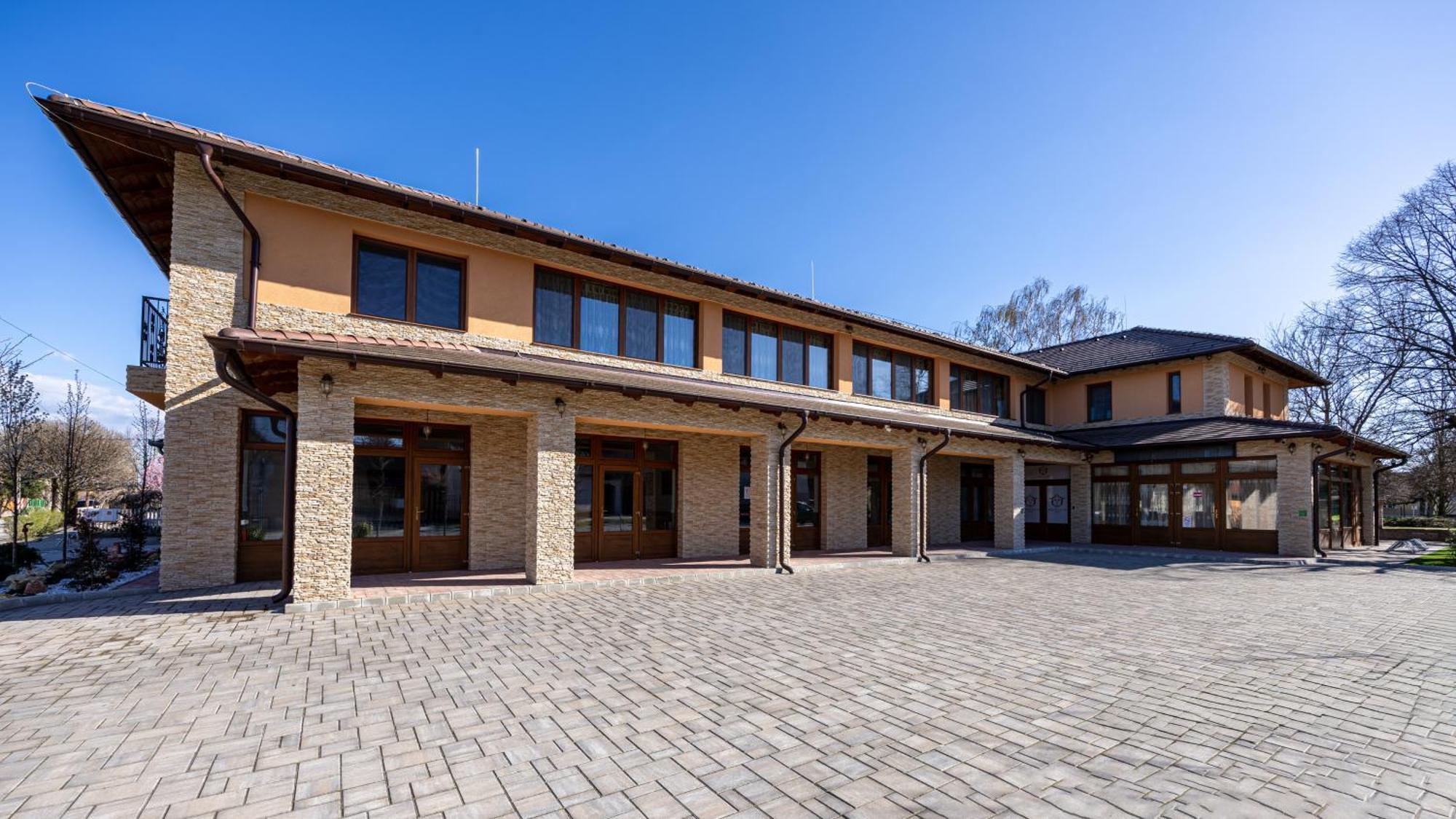 Voeroes Alom Panzio Bed and Breakfast Tiszakécske Exteriör bild